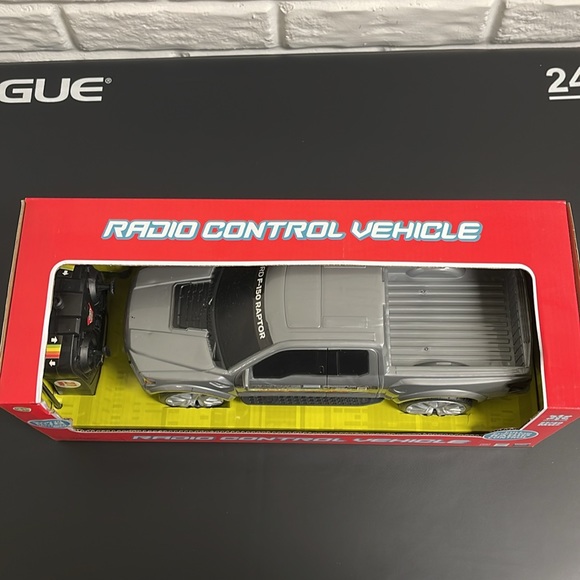 Remote Control Ford F-150 Raptor - Picture 5 of 6